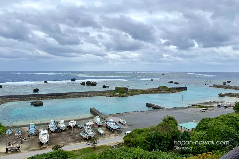 東平安名崎 パノラマ展望台からの景色 保良漁港