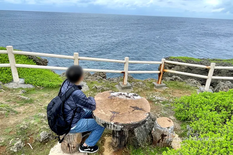 東平安名崎の先端東側 柵の近くに置かれたテーブルと椅子 椅子に座るいそぽん