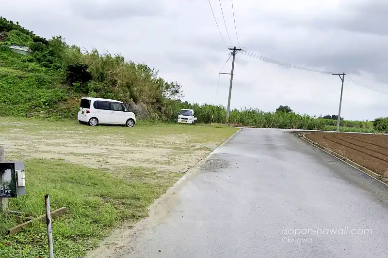 仲原鍾乳洞の駐車場入口