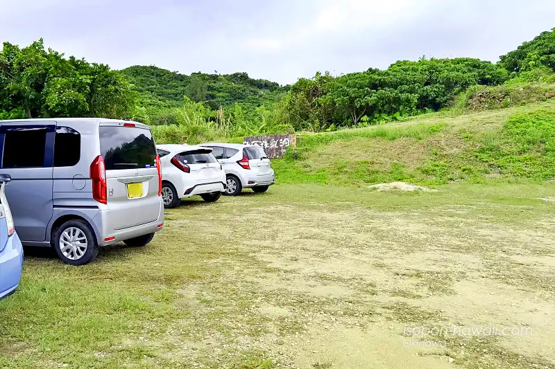 仲原鍾乳洞の駐車場入口