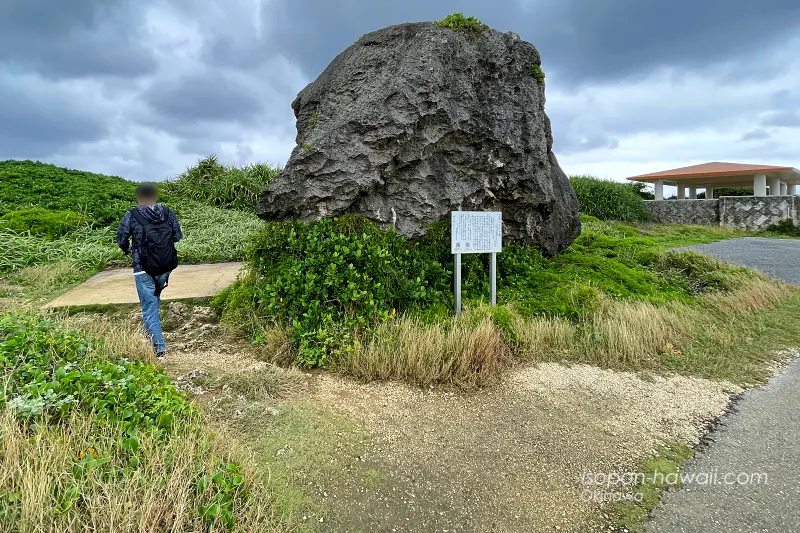 遊歩道の左にあるマムヤの墓