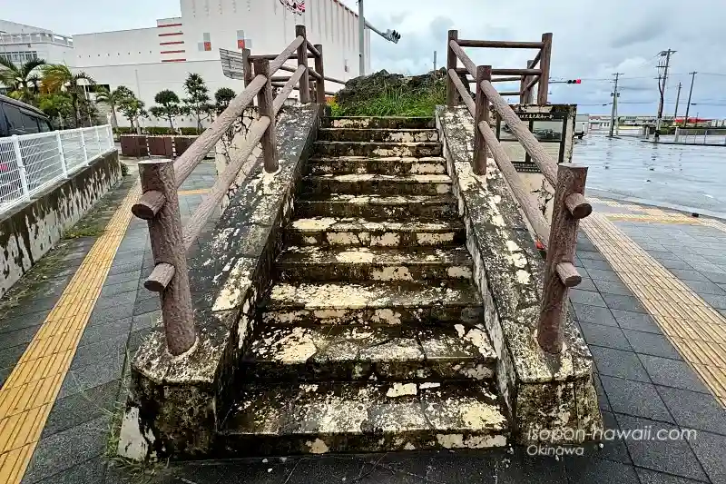 大立大殿みゃーか 階段 台座の上に上がれるようになっている