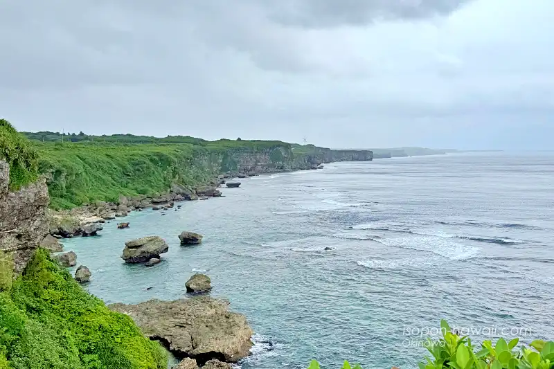 ムイガー断崖 柵のない崖からの東の景色
