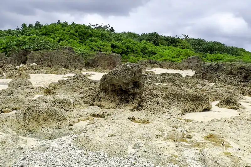 裏インギャービーチ まるでハワイの溶岩ビーチ