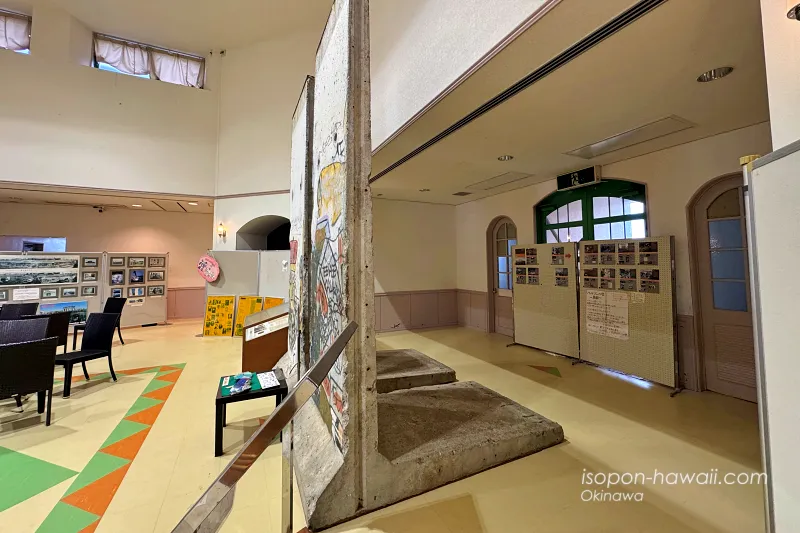 うえのドイツ文化村 キンダーハウスの中で展示されている本物のベルリンの壁 横から見たところ