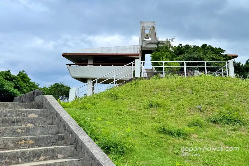 下から見た牧山展望台